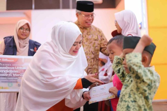 					Ketua Lazismu Kota Parepare Erna Rasyid Taufan serahkan beasiswa ke 450 anak se-Kota parepare (dok)