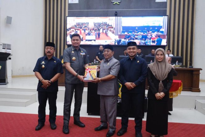 					Serahkan Ranperda Pelaksanaan APBD 2022, Bupati Adnan Apresiasi Kinerja Dewan