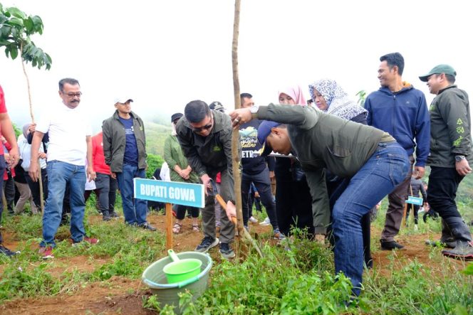 					Kembali Lakukan Penanaman Pohon, Adnan Sebut Sebagai Upaya Perbaiki Kawasan Hutan Kritis
