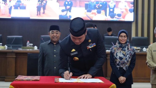 					Pelaksanaan APBD Gowa TA 2022 Ditetapkan Jadi Perda, SKPD Yang Capai Target Diminta Diberi Reward