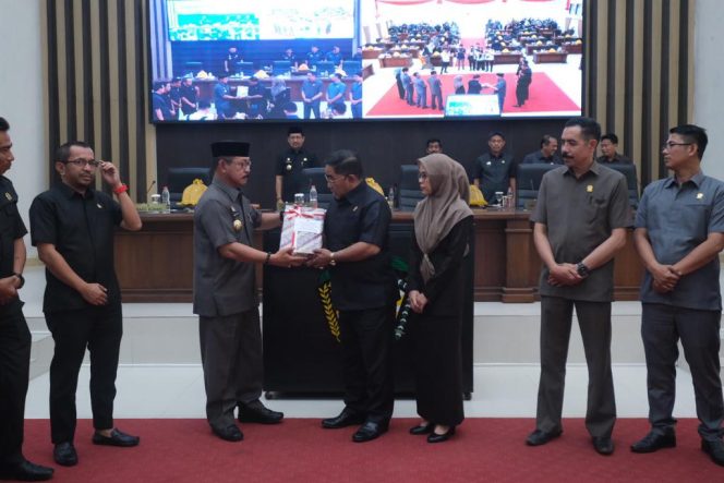 					Wabup Gowa Serahkan Ranperda Pajak dan Retribusi Daerah Ke DPRD