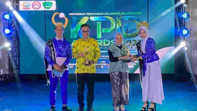 					Kadis Kominfo Parepare Anwar Amir hadiri penerimaan dua penghargaan KPID Award 2023 untuk Pemkot Parepare (dok)