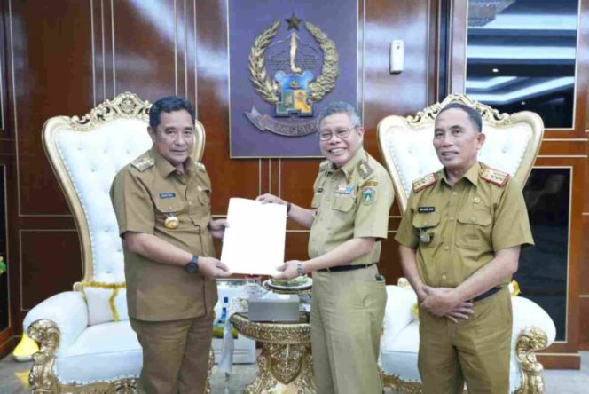 					Pj Gubernur Sulsel Serahkan SK Pelantikan Sekda definitif Kota Parepare ke Wali Kota Taufan Pawe (dok)