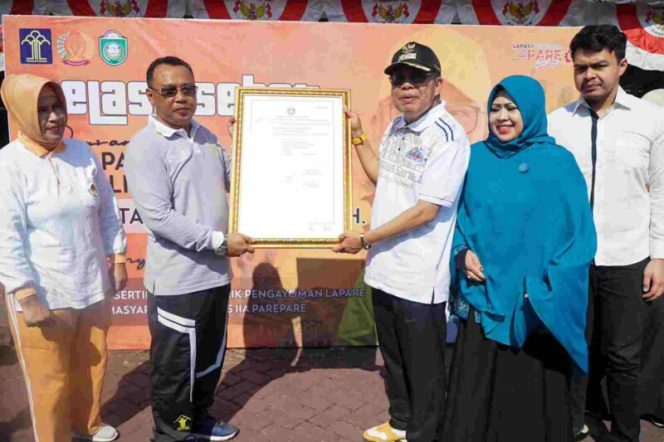 					Wali Kota Taufan Pawe saat menyerahkan Surat Izin Klinik Pengayoman Lapare di Lapas Kelas IIA Parepare (dok)