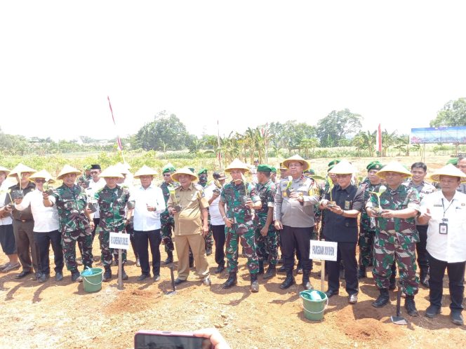 					Pj Gubernur Sulsel Serahkan 10 Ribu Bibit Pisang di Lahan TNI