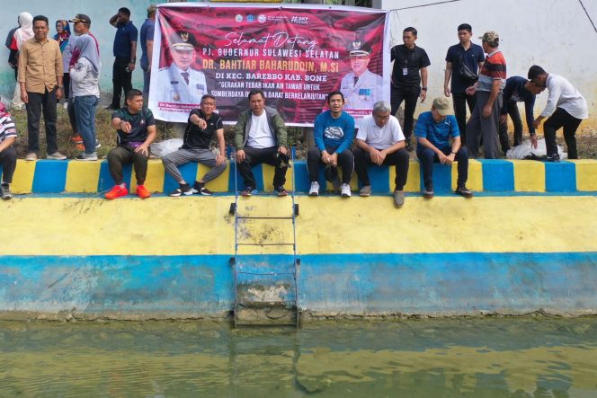 					Pemprov Sulsel Tebar 21 Ribu Benih Ikan di Kolam Desa Wollangi