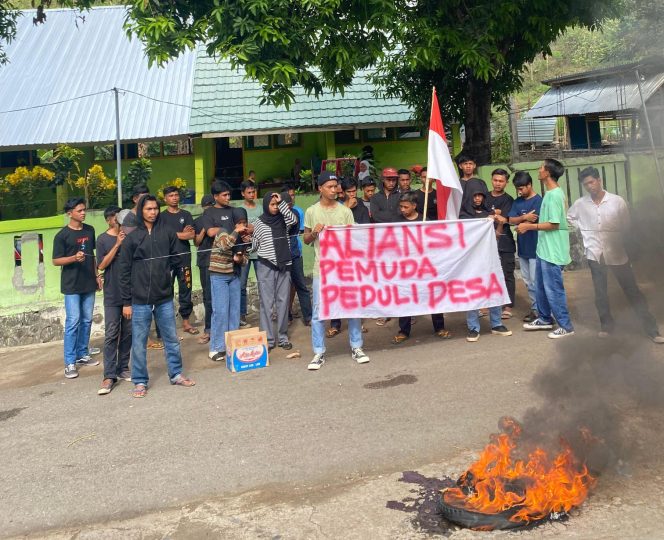 					Tuntut Transparansi Dana Desa, Pemuda Ntoke Unjuk Rasa di Kantor Desa