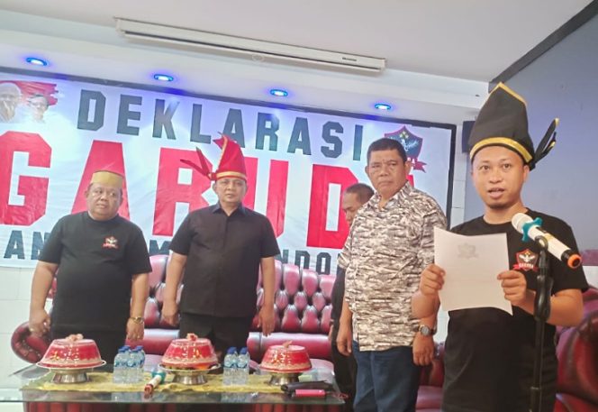 					Ketua Ganjar Muda (Garuda) Indonesia Hasan Basri Baso (kanan) membacakan naskah deklarasi dukungan untuk pasangan bakal calon presiden dan wakil presiden Ganjar Pranowo - Mahfud MD di Makassar, Kamis (2/11/2023). (IST)