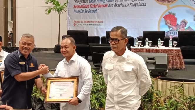 					Gowa Terima Pengahrgaan Pegelolaan Dana Desa Terbaik di Sulsel