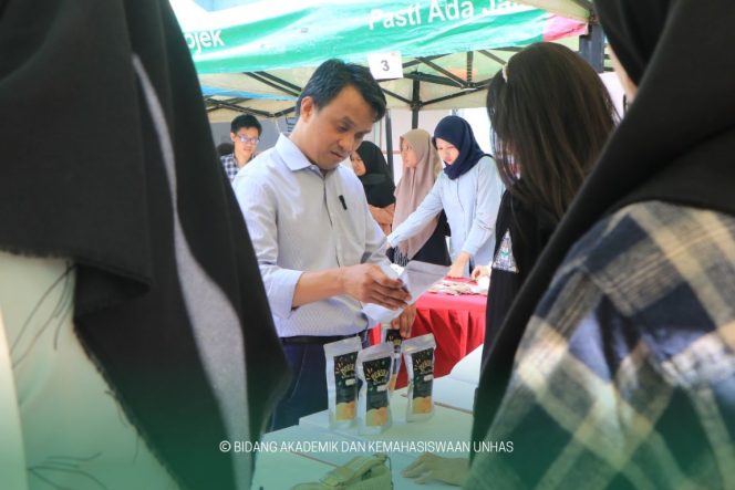 					Direktur Kemahasiswaan dan Penyiapan Karir Unhas, Abdullah Sanusi PhD membuka Pameran Karya Mahasiswa (dok)