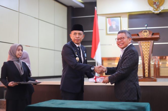 					Serah terima jabatan Pj Wali Kota Parepare Akbar Ali dan taufan pawe (dok)