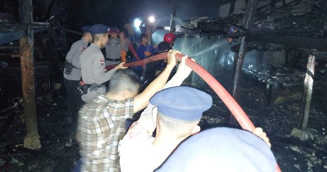 					Danyon Ichsan Kerahkan Tim SAR Brimob Bone. (Foto: Ist)