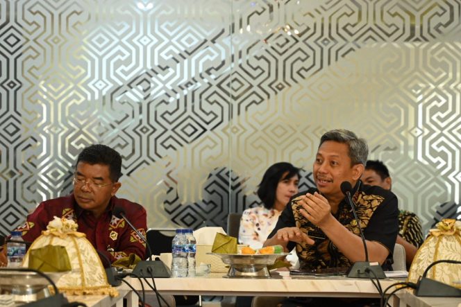 					Pj Sekda Andi Muhammad Arsjad saat pimpin rapat bersama BPK RI Perwakilan Sulsel di Kantor Gubernur (dok)