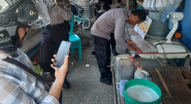 					Puluhan Liter Miras Jenis Ballo Disita Polisi di Bulukumba. (Foto: Humas Polres)