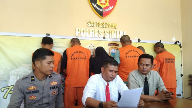 					Mucikari dan Pelaku Persetubuhan Anak Dibwah Umur Diamankan di Mapolres Sinjai. (Foto: BERITA.NEWS/ Syarif)