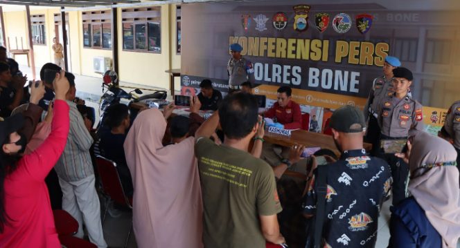 					Press Release Kasus Pembunuhan Sadis di Mapolres Bone. (Foto: Humas Polres Bone)