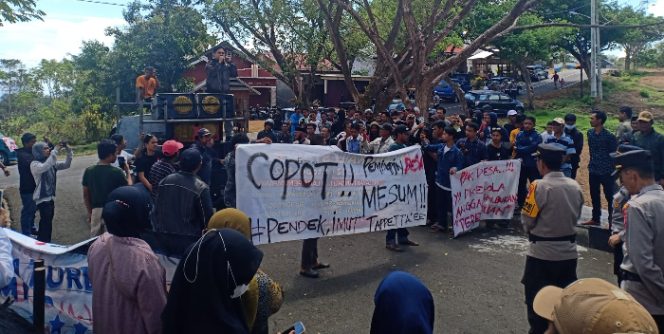 					BPD dan Tokoh Masyarakat Sepakat Kades Pattongko Sinjai Dicopot. (Foto: Ist)