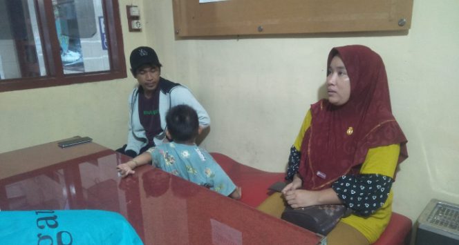 					IRT Asal Bintan Jadi Korban Calo Tiket Palsu Pelni di Kawasan Pelabuhan Makassar. (Foto: BERITA.NEWS/ Akbar A)