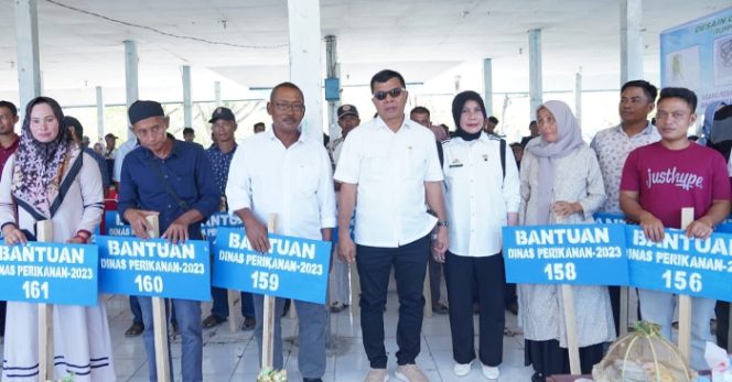 					Bupati Andi Utta Bagikan 123 Rumpon ke 21 Kelompok Nelayan di Bulukumba. (Foto: Humas Pemkab)