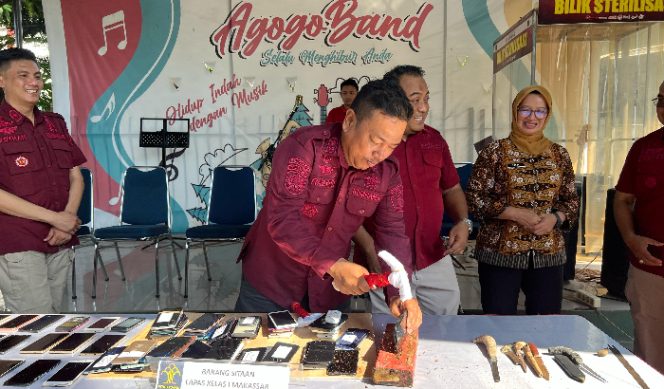					Handphone dan Sajam Selundupan Warga Binaan Lapas Makassar Dimusnahkan. (Foto: Ist)