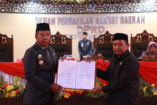 					Pemkab bersama DPRD Bulukumba menyepakati Ranperda tentang APBD Kabupaten Bulukumba Tahun Anggaran 2024. (Foto: Humas Pemkab)