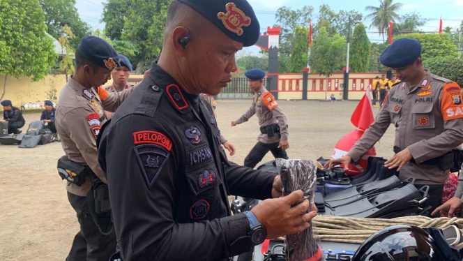 					Danyon C Pelopor Satbrimob Polda Sulsel Kompol Nur Ichsan Cek Peralatan Personel Jelang Pemilu 2024. (Foto: Ist)