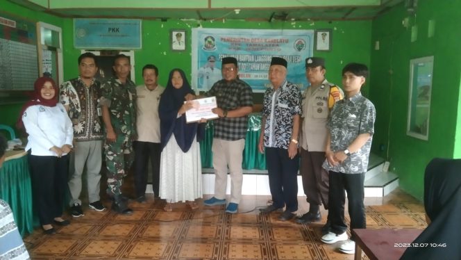 					Kades Rasul Uma salurkan BLT DD 2023. (Foto: BERITA.NEWS/ Muh Ikbal)