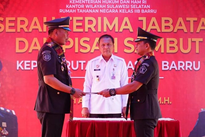 					Serah Terima Jabatan Ka Rutan yang lama Mashuri Alwi ke Ka Rutan yang baru Amsar. (Foto: Ist)