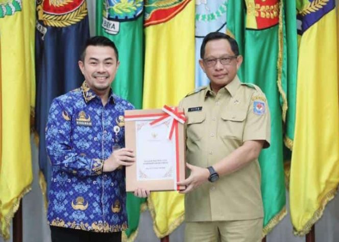 					Risnandar Mahiwa bersama Mendagri Tito Karnavian saat penyerahan DIPA 2024. (Foto: Ist)
