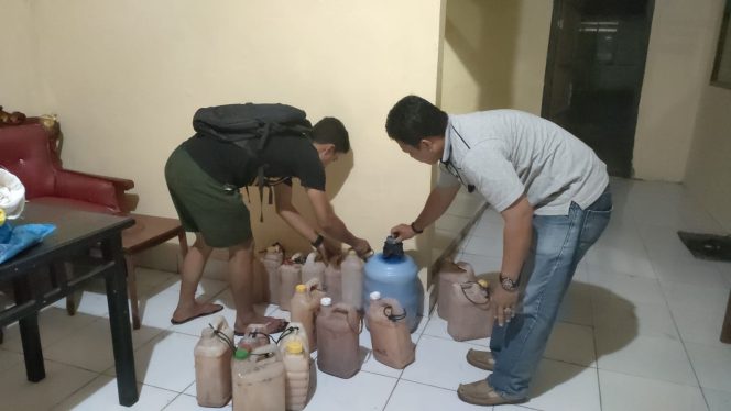					Personel Polsek Sinjai Tengah Amankan 100 Liter Miras Jenis Ballo. (Foto: Ist/ Humas)