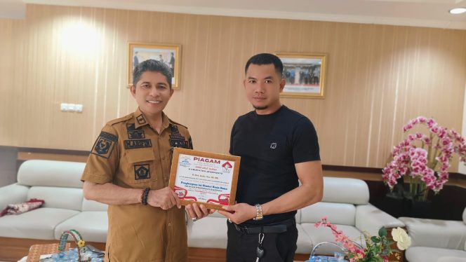 					Sekda Jeneponto H Arifin Nur menerima Piagam dari LPK Sulsel. (Foto: Ist/ Humas)
