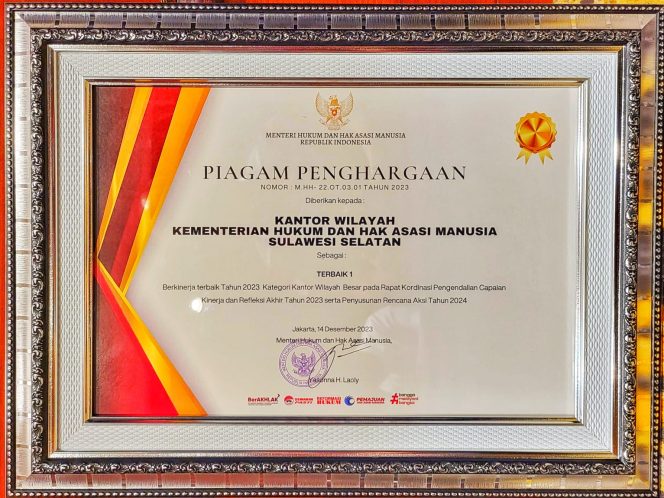 					Penghargaan ini diterima oleh Kepala Kator Wilayah Liberti Sitinjak dari Menkumham Yasonna H. Laoly. (Foto: Ist)