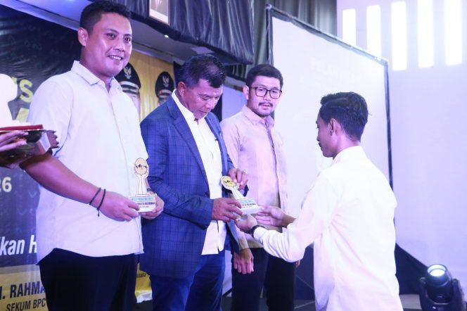 					Bupati Bulukumba Andi Muchtar Ali Yusuf Jabat Badan Kehormatan BPC HIPMI Bulukumba. (Foto: Humas/ Ist)