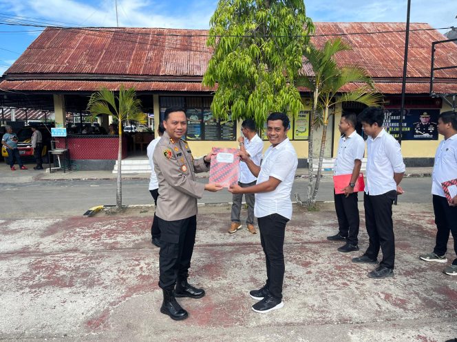 					Kapolres Sinjai AKBP Fery Nur Abdulah Serahkan Reward kepada 5 Personel Sat Reskrim. (Foto: Ist/ Humas)