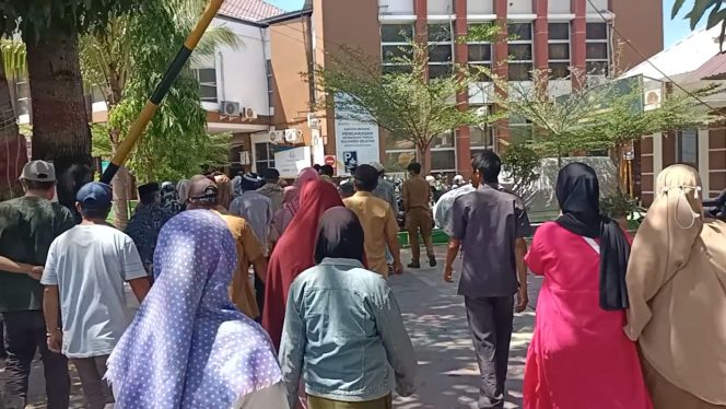 					Puluhan Masyarakat Desa Tombolo-tombolo Mendatangi Kantor Kejari Jeneponto. (Foto: BERITA.NEWS/ Muh Ikbal)