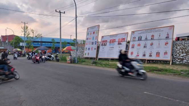 					KPU Sinjai Pasang Baliho Raksasa Sosialisasi Pemilu 2024. (Foto: BERITA.NEWS/ Syarif)