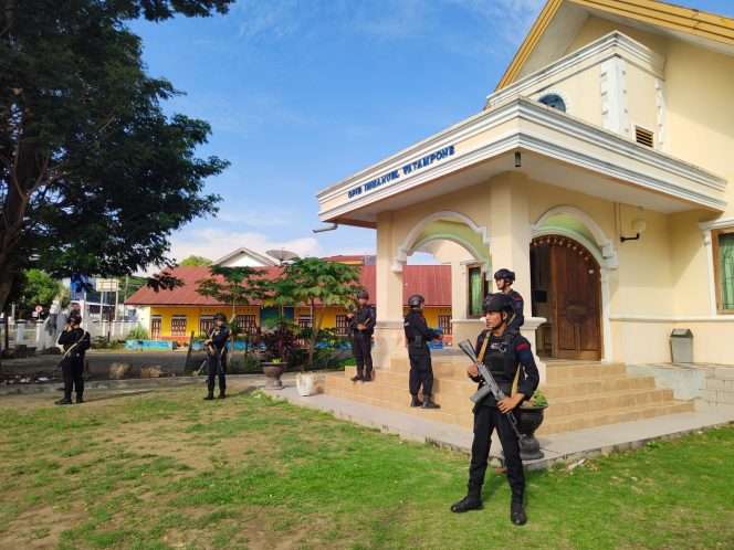 					Personel Brimob Bone Lakukan Pengamanan di Tempat Ibadah. (Foto: Ist)