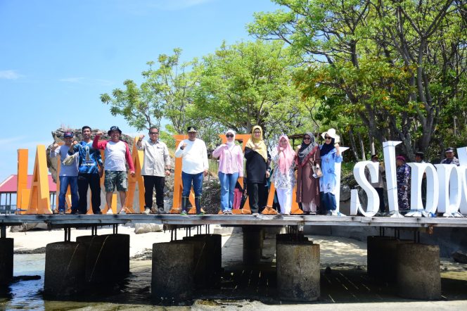 					Didampingi Istri, Pj Gubernur Sulsel Bahtiar Baharuddin Menikmati Panorama Alam Pulau Sembilan. (Foto: Ist/ Humas Pemkab)
