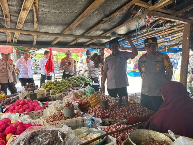 					Kapolres Sinjai Pantau Harga Bahan Pokok di Pasar Sentral. (Foto: Ist)