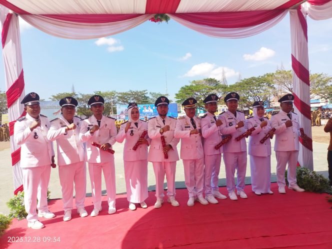 					Bupati Jeneponto Iksan Iskanda bersama 9 Kepala Desa yang Baru Dilantik. (Foto: BERITA.NEWS/ Muh Ikbal)