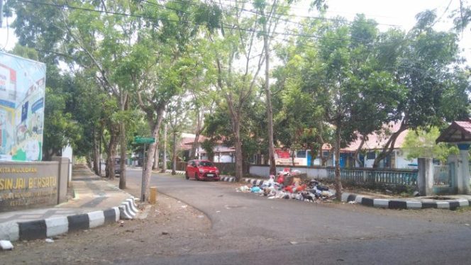 					Tumpukan Sampah di Ruah Jalan Manimpahoi, Sinjai Utara. (BERITA.NEWS/ Syarif)