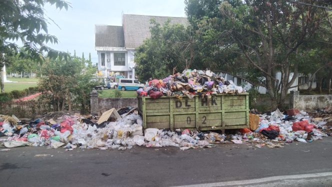 					Sampah Menumpuk di Samping Kantor Bupati Sinjai yang Lama. (Foto: BERITA.NEWS/ Syarif)