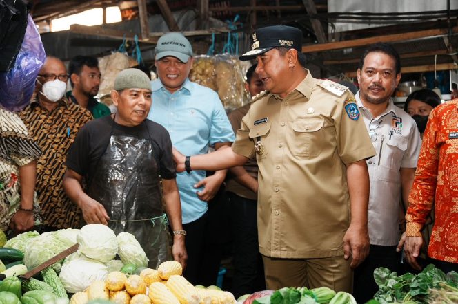 					PJ Gubernur Sulsel Bahtiar Baharuddin saat meninjau harga pangan di pasar tradisional Makassar (dok)