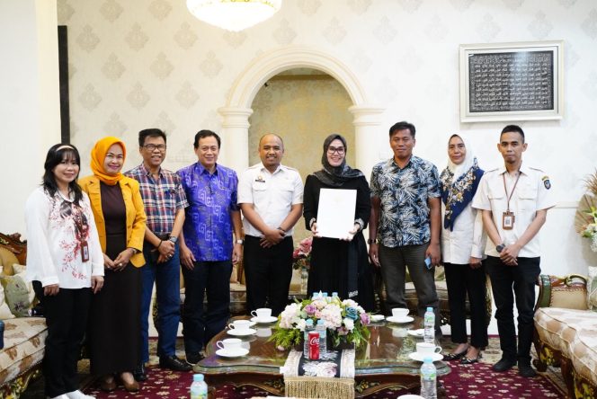 					Timsel Komisi Informasi serahkan 15 Nama Hasil Seleksi Calon Anggota ke Ketua DPRD Andi Ina Kartika Sari (dok)