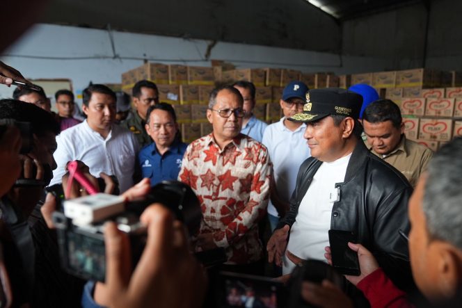 					Pj Gubernur Sulsel Bahtiar Baharuddin usai melakukan pengecekan stok pangan di kawasan pergudangan Makassar (dok)