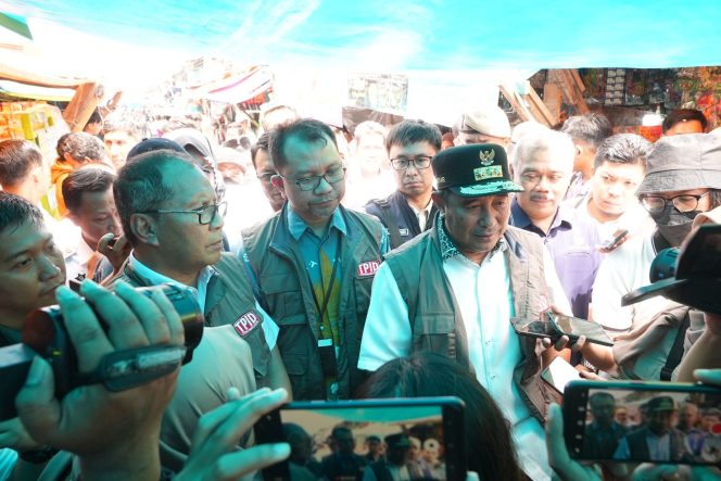					Pj Gubernur Bahtiar Baharuddin bersama Wali Kota Makassar dan Jajaran terkait pantau stok dan harga pangan di pasar pannampu makassar (dok)