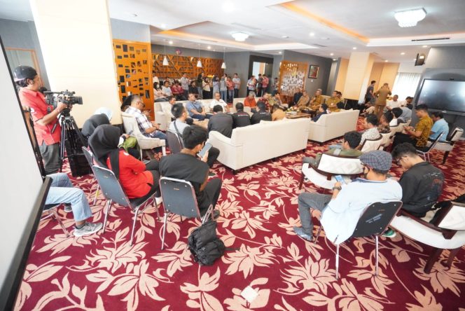 					Pj Sekda bersama OPD Pemprov saat pertemuan dengan media di Baruga Lounge (dok)