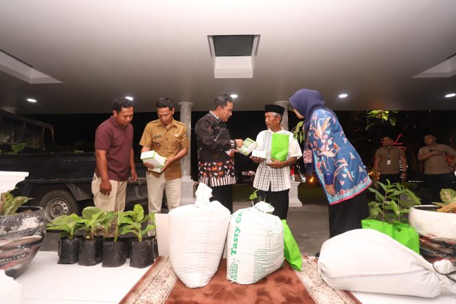 					Pj Gubernur Sulsel Bahtiar Baharuddin menyerahkan bantuan bibit pisang cavendish (dok)