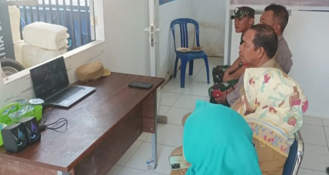 					Camat Sangkarrang, Ramli Lallo bersama jajarannya. (INT)