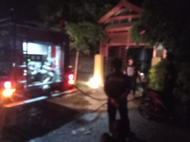 					Dua Unit Armada dan 11 Personel Damkar Sinjai Tiba di Lokasi. (Foto: Ist)